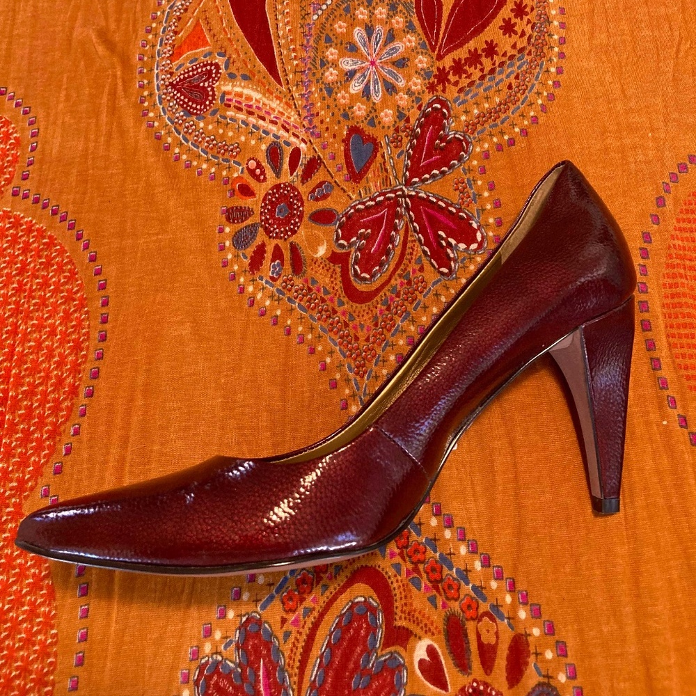 TAHARI Burgundy Leather Patent Pumps — Size 9M